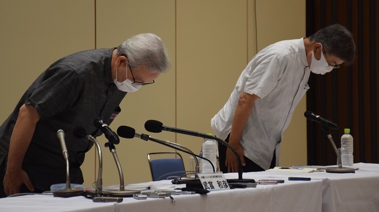 社員による国の持続化給付金不正受給問題で謝罪する沖縄タイムスの武富和彦社長(左)ら(時事通信フォト)