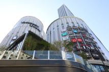 ヨドバシカメラがJR大阪駅前に展開する大型商業施設「リンクスウメダ」(時事通信フォト)
