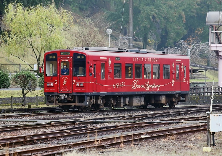 くま川鉄道で2020年3月まで観光列車「田園シンフォニー」として運行されていた車両は「ななつ星in九州」などで知られる水戸岡鋭治氏デザイン（時事通信フォト）