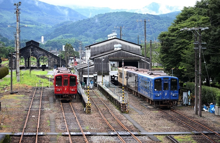 豪雨により車体が水に漬かり、人吉温泉駅に停車したままのくま川鉄道の車両。現在も代替バス運行が続いている（時事通信フォト）