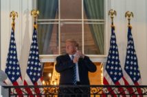 ホワイトハウスに戻り、健康をアピールするトランプ氏(Sipa USA/時事通信フォト)