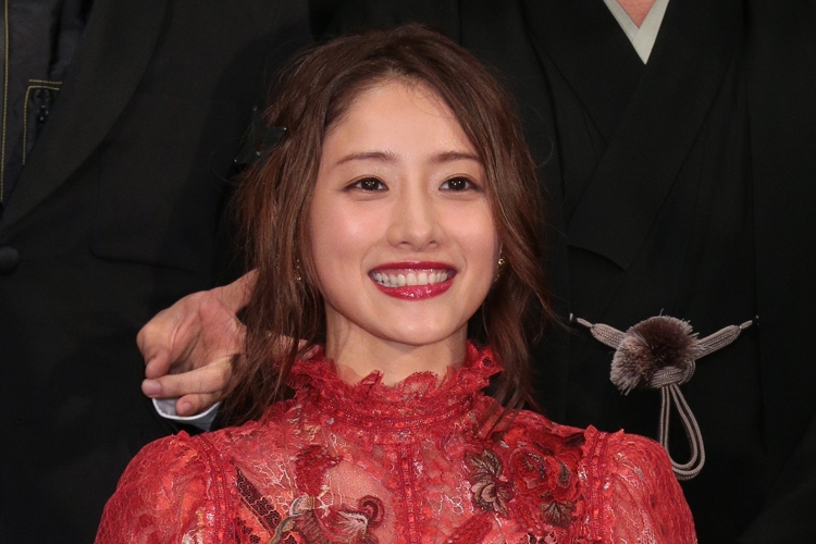 石原さとみ 結婚相手は 創価高校時代の同級生が紹介 か Newsポストセブン