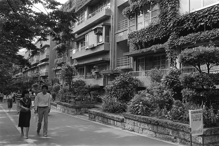 コンクリートの耐用年数は本来は長い。1927年建設の同潤会青山アパートメントは関東大震災の教訓を生かした耐震耐火コンクリート造りで東京大空襲でも焼け落ちなかった。2003年に解体された（時事通信フォト）