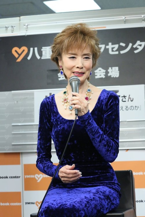 濃青のタイトなドレスで登場した小柳ルミ子