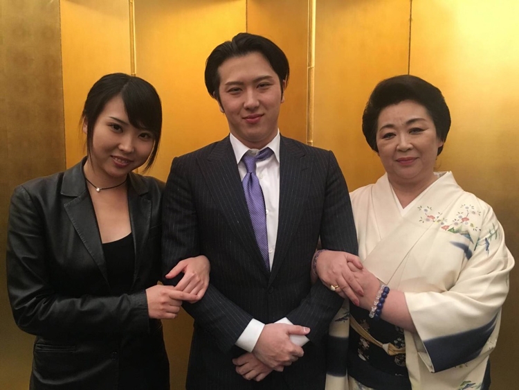 尾上松也（中央）、春本由香（左）の2人の子と河合盛恵さんは険しい人生を歩んできた