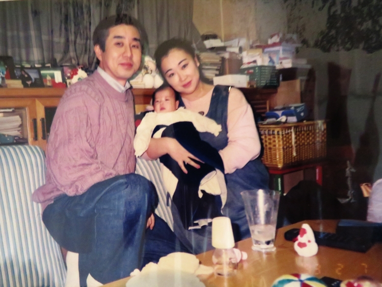 1992年、長女・真由香が生まれる。銀座の自宅にて