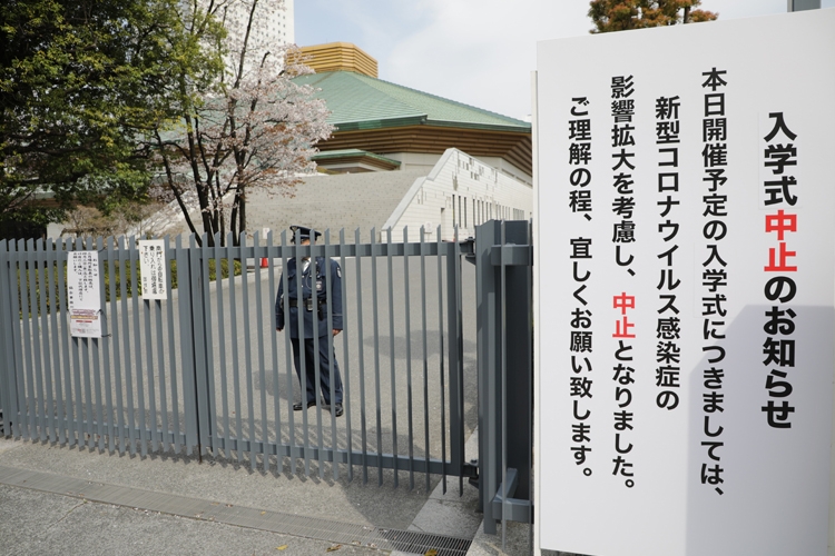 入学式も授業もないのに学費を払う（写真／時事通信社）