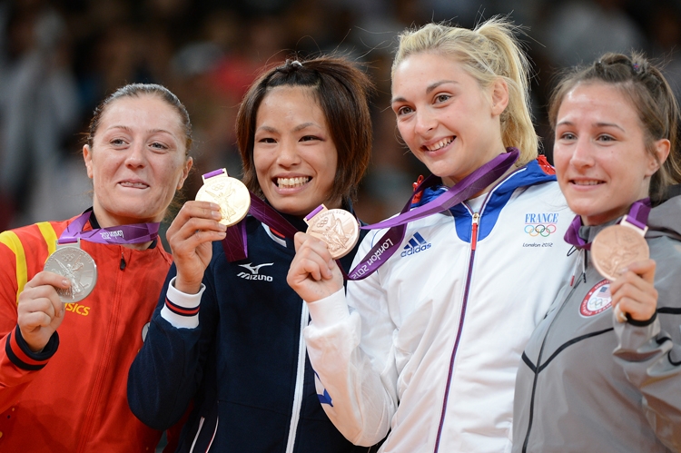 世界ランキング1位で臨んだ2012年のロンドンオリンピックでは、日本選手団金メダル第一号に。柔道競技では男女通じて唯一の金メダルとなった（時事通信フォト）