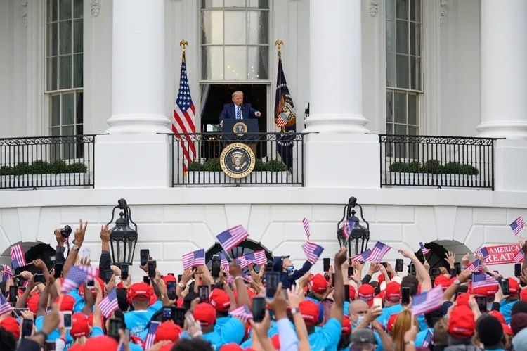 退院後のホワイトハウスでのトランプ氏演説に支持者が熱狂（写真／CNP／時事）