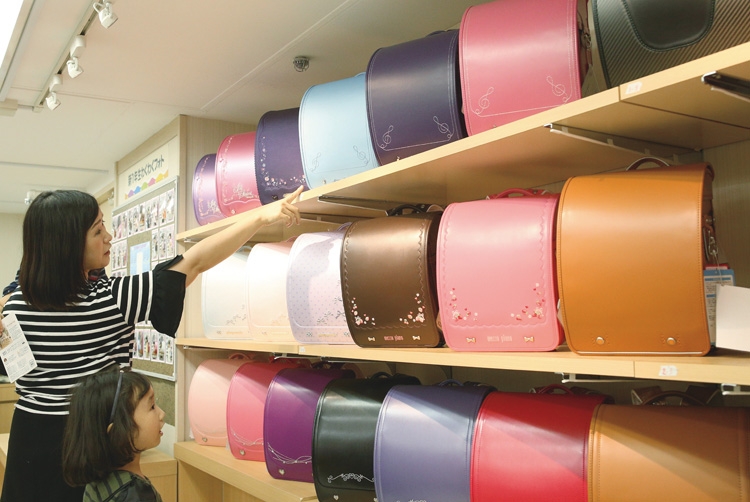 2016年の百貨店売り場の様子。色の多様化が進み、ラメをあしらうなど個性的なデザインが登場（時事通信フォト）
