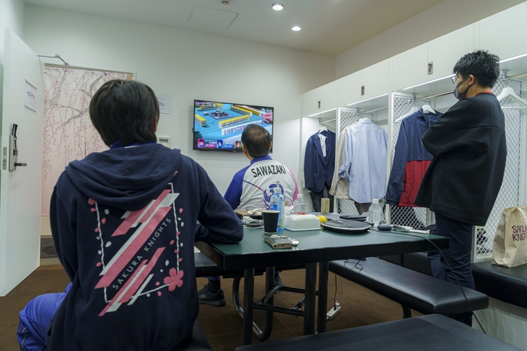 「Mリーグ」KADOKAWAサクラナイツの控室では新メンバー・堀慎吾の初陣を他メンバーが熱心に応援していた