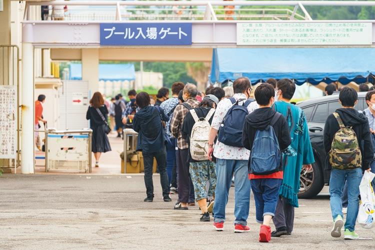 9時30分開場とともに大勢の客が入場。プロ顔負けのカメラ装備の参加者もいた