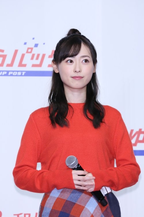 福原遥は真っ赤なニットで壇上に