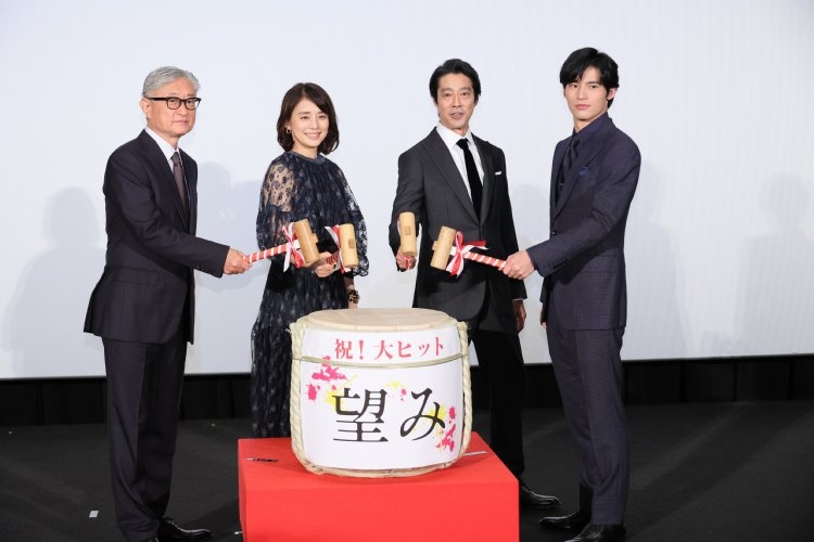 鏡開きをする4人（左から堤幸彦監督、石田ゆり子、堤真一、岡田健史）