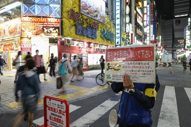 各地の繁華街で客引きへの注意喚起が繰り返されている（時事通信フォト）