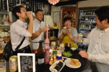 夫妻が子供らと手作りした角打ち空間は下町情緒の色濃い温かみに溢れている