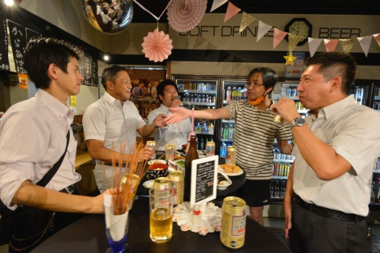 店内には英国製のスピーカーから昭和の名曲がいい音で流れる