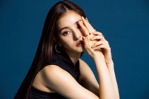 報道記者を演じる新木優子