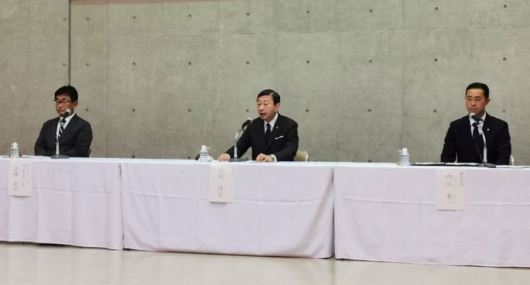 硬式野球部員の不祥事で記者会見する東海大の山田清志学長（中央）ら（時事通信フォト）