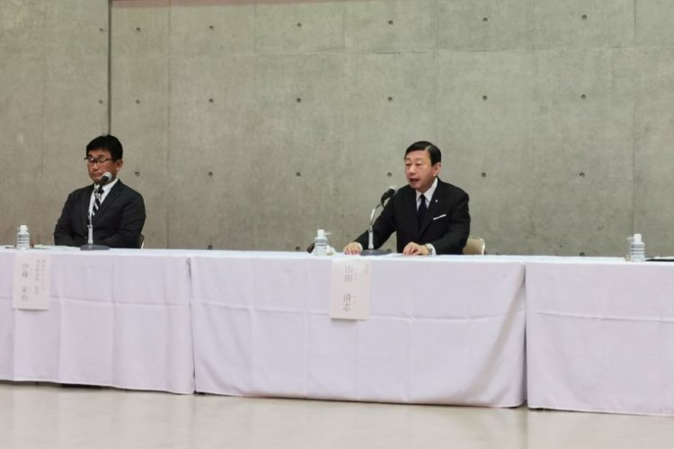 硬式野球部員の不祥事で記者会見する東海大の山田清志学長(中央)ら(時事通信フォト)