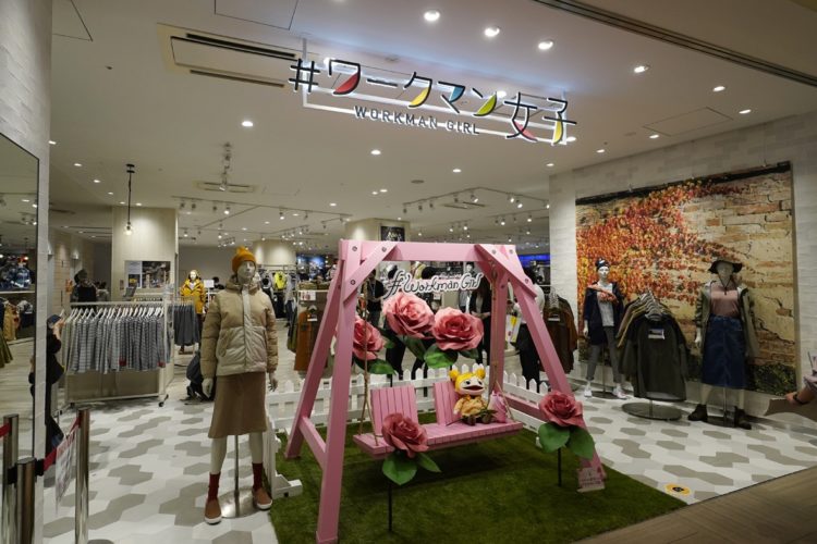 女性ターゲットの新型店舗「ワークマン女子」（横浜市／時事通信フォト）