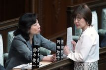 野田氏（左）と稲田氏（右）は明暗くっきり