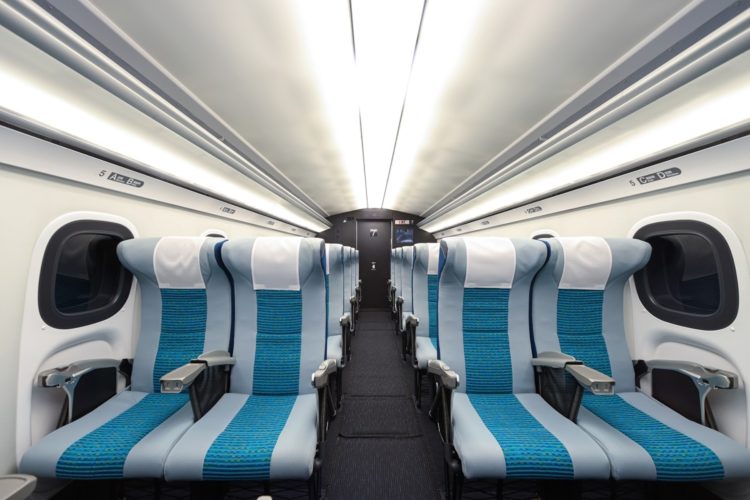 明るくも眩しすぎない車内（写真提供／JR東海）