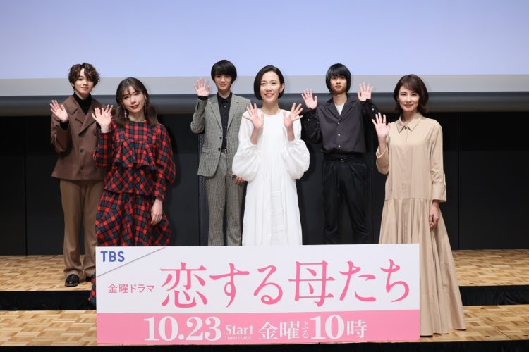 『恋母』が世の母親たちにどう映るのか（前列左から仲里依紗、木村佳乃、吉田羊、後列左から宮世琉弥、藤原大祐、奥平大兼）