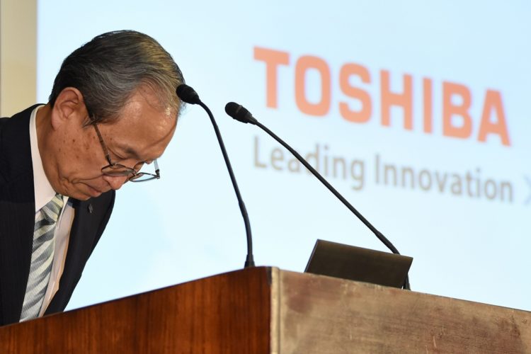 短期借入金が多いと危険なシグナル?(2017年、東芝の決算発表会見。写真/AFP=時事)