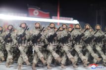 パレードで行進する兵士たち(EPA=時事)