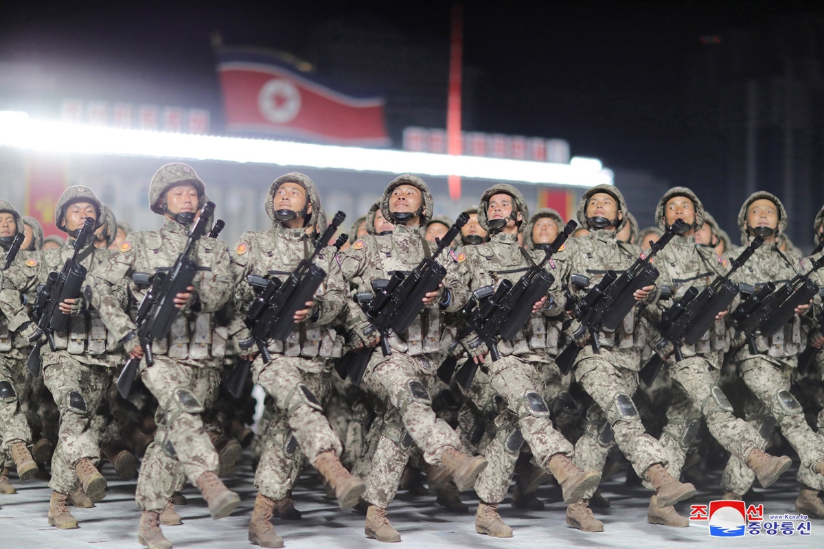 北朝鮮軍事パレードはCG＆アテレコ？　映像の不審点を分析