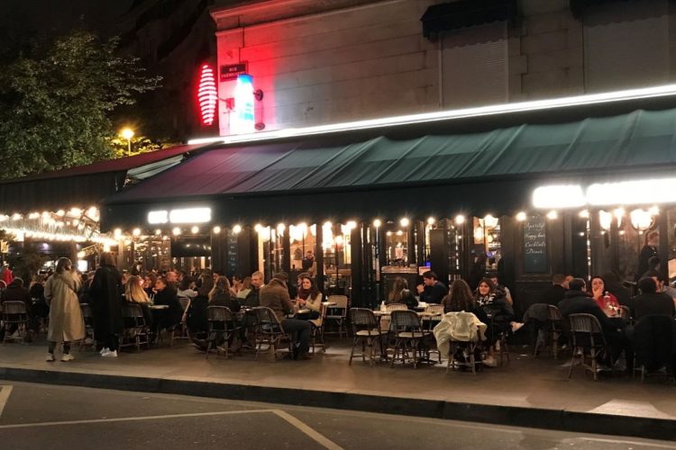 夜間外出禁止令が発効される前日、食事を楽しむ人々で混雑したパリの飲食店（写真／時事通信社）