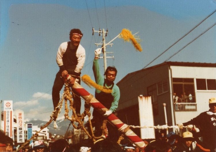 ミッドライフクライシスを避けるため、地域の活動や祭りなどにも参加を（諏訪の奇祭「御柱祭」。御柱に乗る鎌田氏）