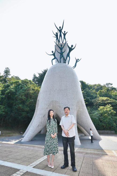 1971年岡本太郎作『母の塔』『天空に向かって燃えさかる永遠の生命』などをイメージ