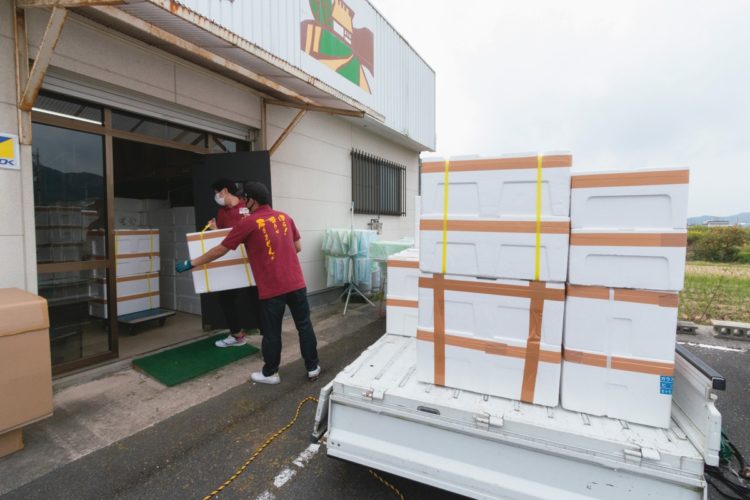 生産者から直接買い付け、広島空港から自社の軽トラで配送。最盛期は1日100箱以上が届く