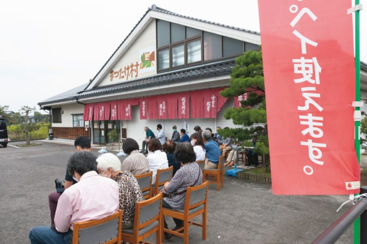 県内のみならず、半径200キロ圏内からマツタケを求める人が集まり、多い日には開店前から150人が並ぶ。キャッシュレス決済にも対応している