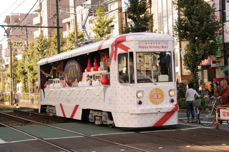 2011年、前身の東京市電気局が発足してから100周年を祝う花電車が荒川線で運行された。