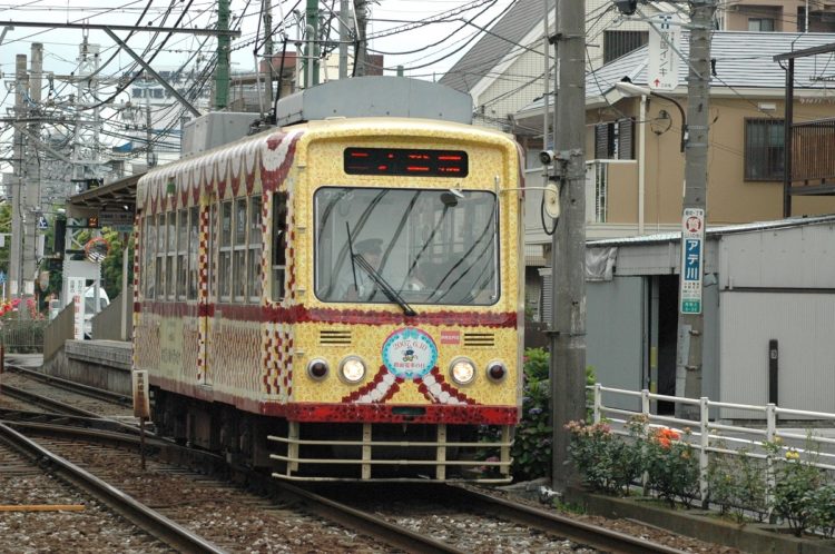 2007年、都電荒川線はフィルムを貼った簡易バージョンで花電車を復活させた。