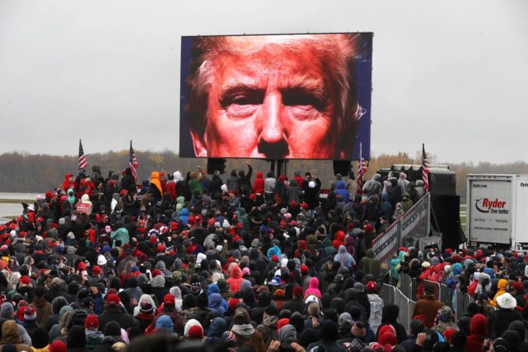 激戦州ではトランプ氏が猛然と追い上げている（AFP＝時事）