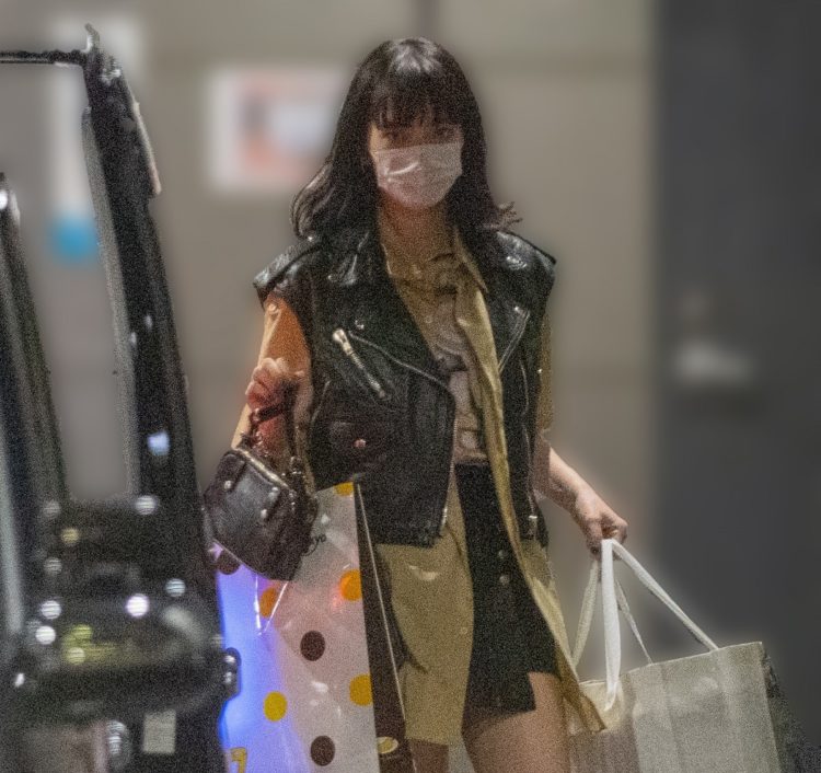 かつては、買い物や紙袋を抱える姿も目撃された小松菜奈（写真は2020年10月）