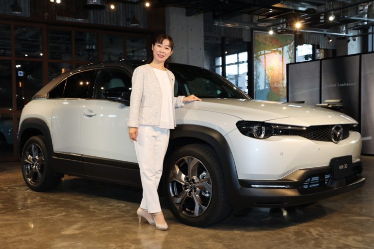マツダの新型SUV「MX-30」と開発責任者（主査）の竹内都美子さん