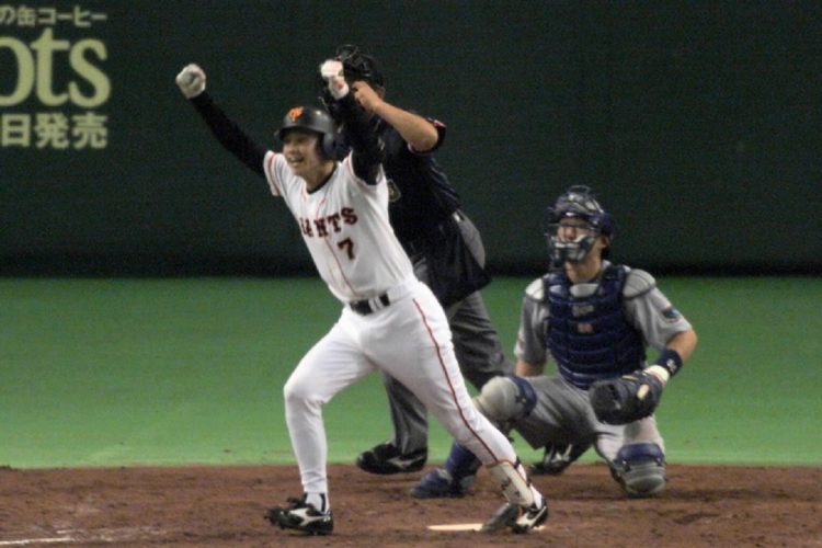 2000年のセ・リーグ優勝決定試合は二岡智宏の劇的サヨナラ本塁打で幕を閉じた(時事通信フォト)