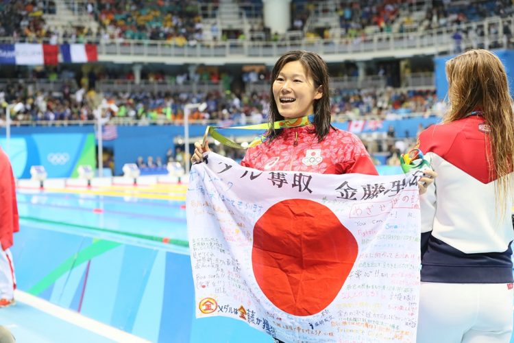 リオ五輪で金メダルを獲得。「表彰式のとき、日本代表チームが日の丸を振って祝福してくれたのを見て、涙が出ました」（写真／時事通信社）
