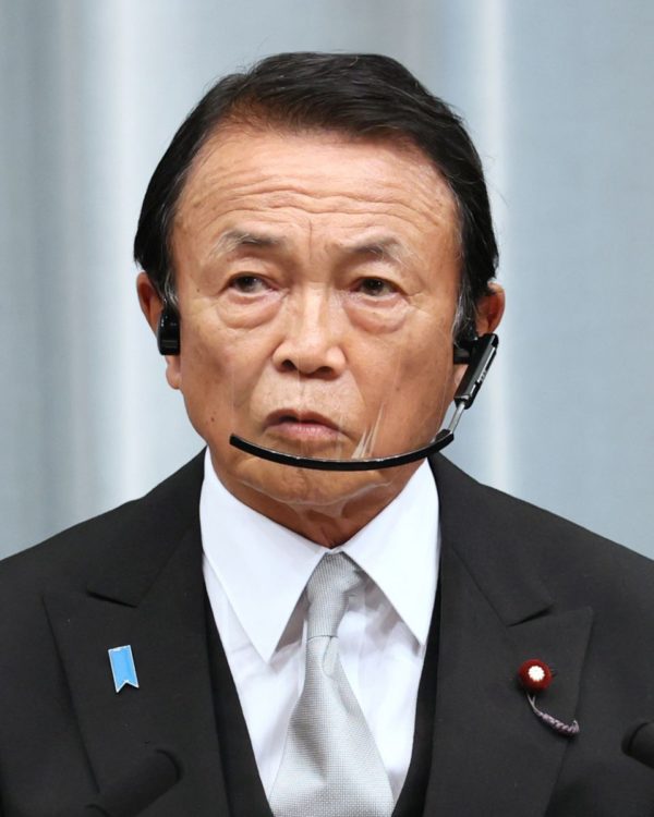 麻生財務相は「給付金は貯金になるから無意味」と言っているのだが（時事）