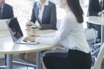 会議中にPCやスマホでメモを取るのは失礼? 戸惑う会社員たちの声
