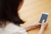 「子供をお菓子で黙らせて…」 ツイッター懸賞にハマった主婦の反省