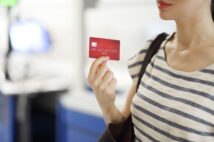 夫のクレカを渡されるのは愛情の証なの? 30代主婦の疑問