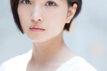 女優・松本妃代が2度目の絵画個展開催 会場ではグッズ販売も