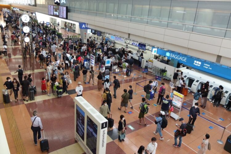 羽田空港国内線の出発ロビー（時事通信フォト）