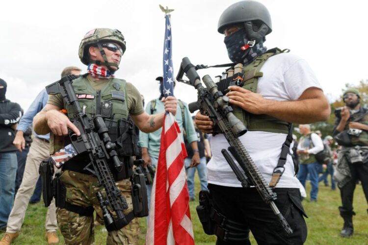 トランプ支持の極右団体は重武装で街に集結している（AA/時事通信フォト）